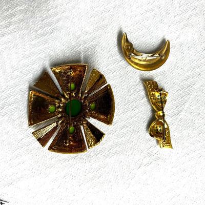 1057 Set of Vintage HAR Brooch and 4 Unmarked Brooch