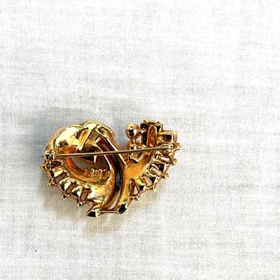 1057 Set of Vintage HAR Brooch and 4 Unmarked Brooch