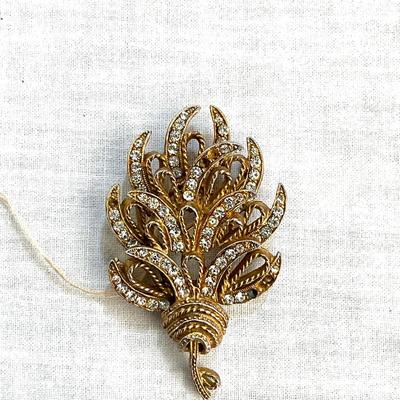 1057 Set of Vintage HAR Brooch and 4 Unmarked Brooch