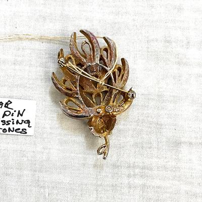 1057 Set of Vintage HAR Brooch and 4 Unmarked Brooch