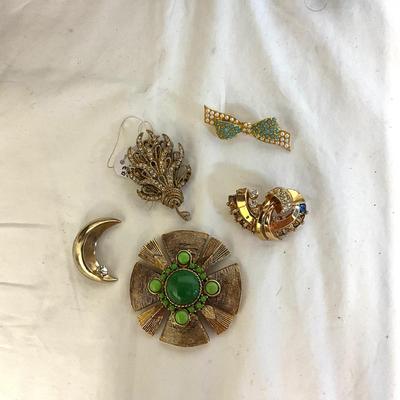 1057 Set of Vintage HAR Brooch and 4 Unmarked Brooch