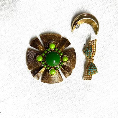 1057 Set of Vintage HAR Brooch and 4 Unmarked Brooch