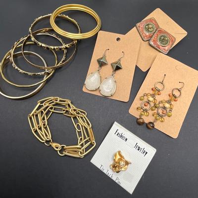 Gold tone jewelry, with an elephant tie tack