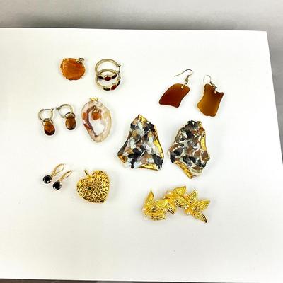 1070 Lot of Misc Gold Tone Earrings and Pendants