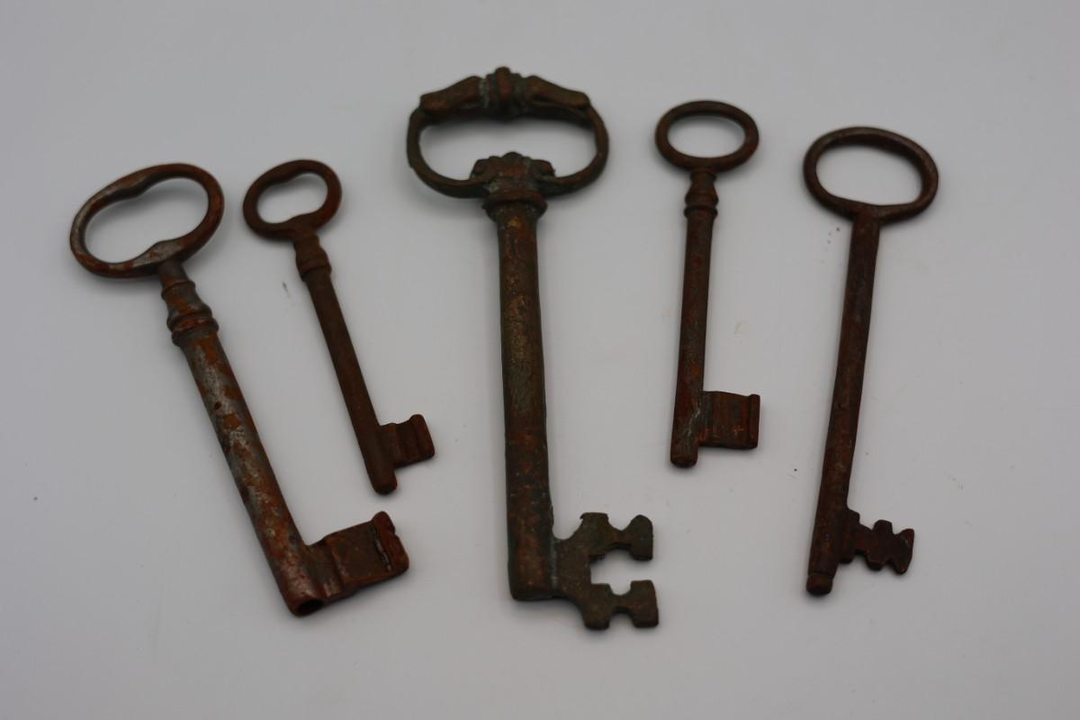 Box of Antique Skeleton Keys (80+ Keys)