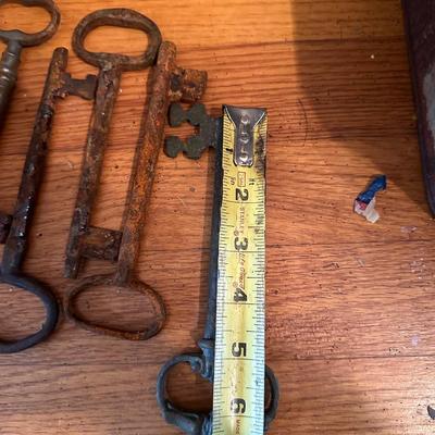 Box of Antique Skeleton Keys (80+ Keys)