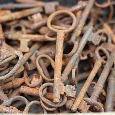 Box of Antique Skeleton Keys (80+ Keys)