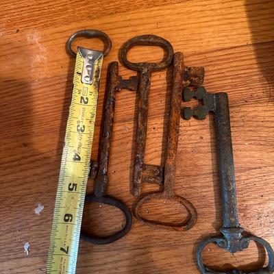 Box of Antique Skeleton Keys (80+ Keys)