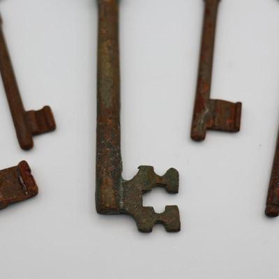 Box of Antique Skeleton Keys (80+ Keys)