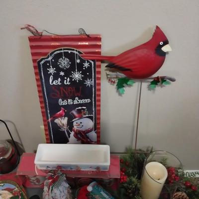 LARGE ASSORTMENT OF CHRISTMAS DECORATIONS