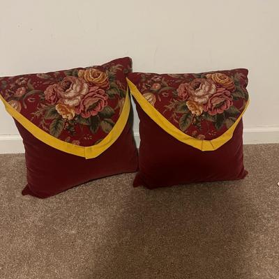 Bedspread & Accent Pillows (UB-MG)