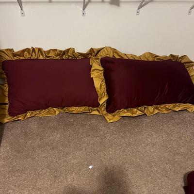 Bedspread & Accent Pillows (UB-MG)