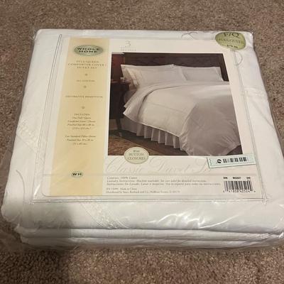 Bedspread & Accent Pillows (UB-MG)