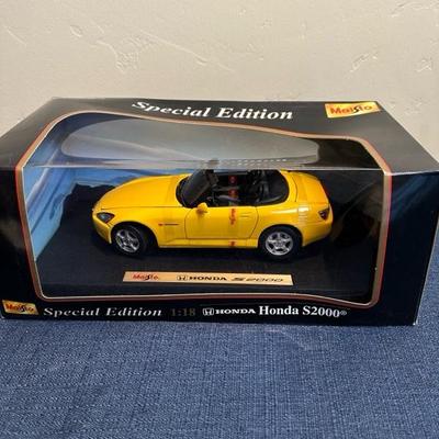 Lot 693 Maisto 1:18 scale Die Cast Metal Car
