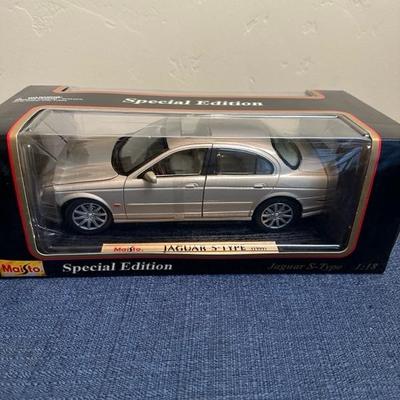 Lot 697 Maisto 1:18 scale Die Cast Metal Car