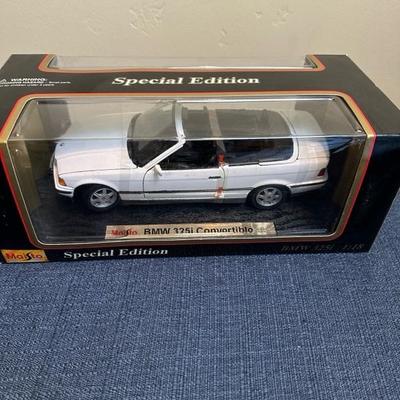 Lot 698 Maisto 1:18 scale Die Cast Metal Car