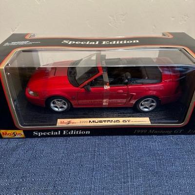 Lot 702 Maisto 1:18 scale Die Cast Metal Car