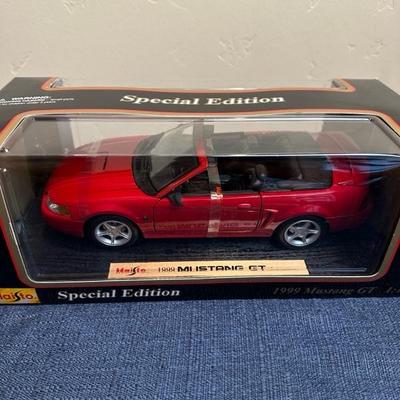 Lot 702 Maisto 1:18 scale Die Cast Metal Car