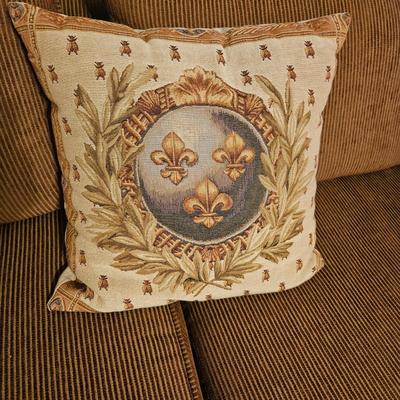Large Sectional Sofa and Accent Pillows (LR-DW)