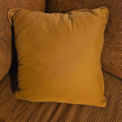 Large Sectional Sofa and Accent Pillows (LR-DW)