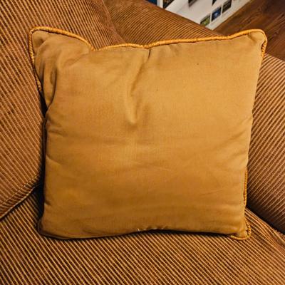 Large Sectional Sofa and Accent Pillows (LR-DW)