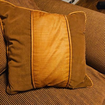 Large Sectional Sofa and Accent Pillows (LR-DW)