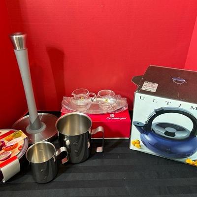 Lot 728 kitchen items