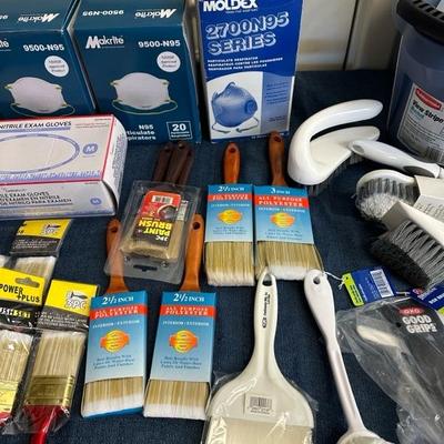 Lot 711 paint brushes, scrub brushes, 30 mask and bucket