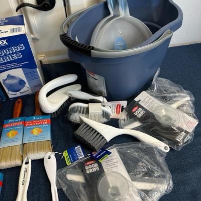 Lot 711 paint brushes, scrub brushes, 30 mask and bucket