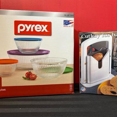 Lot 735 kitchen items