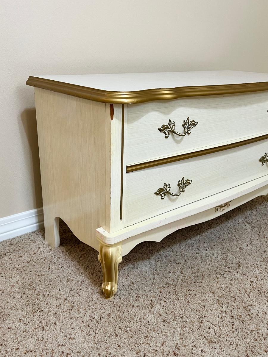 French Provincial Hope Chest *Read Details