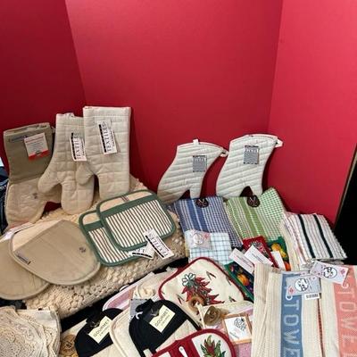 Lot 742 kitchen items
