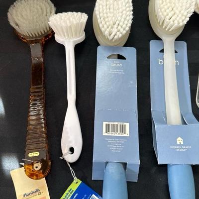 Lot 714 variety of bathroom items