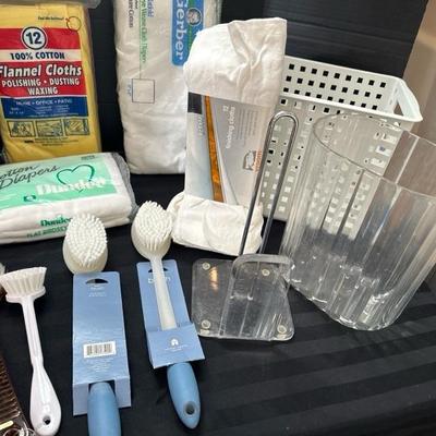 Lot 714 variety of bathroom items