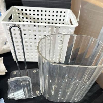 Lot 714 variety of bathroom items