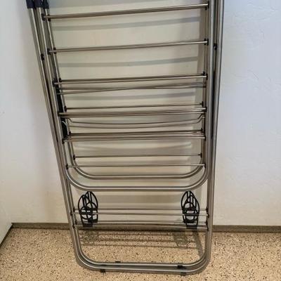 Lot 753 metal clothes drying rack