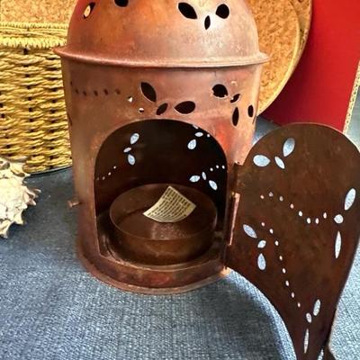 Lot 768 sea shells and garden decor