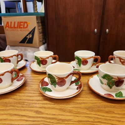 Set of 12 teacups and saucer Franciscan Apple
