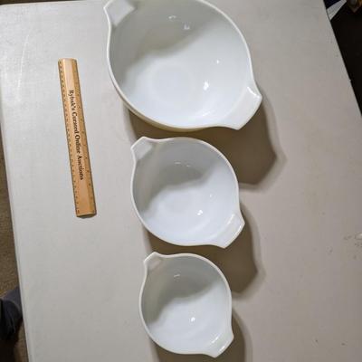 Set of 3 Vintage Pyrex Bowls