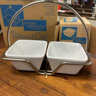 New Pamper chef serving bowls and holder