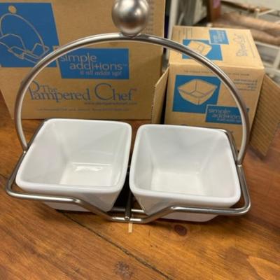 New Pamper chef serving bowls and holder
