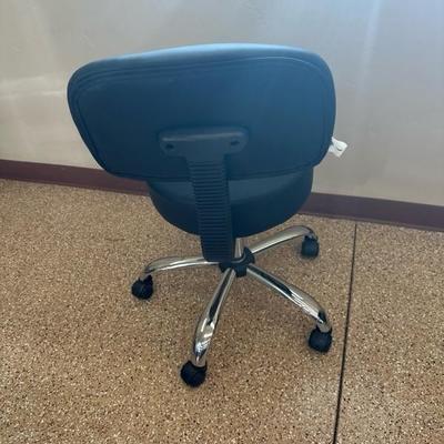 Lot 833 rolling chair