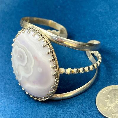 LARGE UNMARKED SILVER PAWN STYLE CUFF BRACELET WITH PURPLE, GREY POLISHED STONE