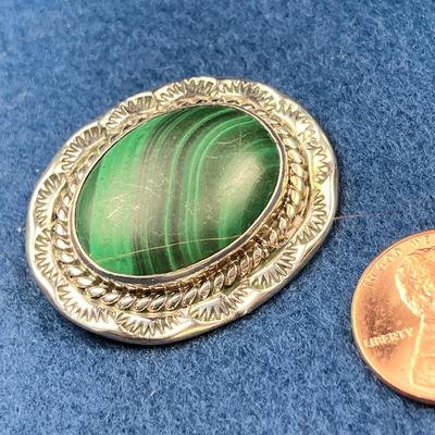 STERLING BROOCH/PENDANT WITH INSET MALACHITE STONE