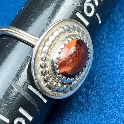 UNMARKED SILVER RING WITH INSET BROWN IRIDESCENT STONE
