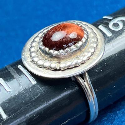 UNMARKED SILVER RING WITH INSET BROWN IRIDESCENT STONE