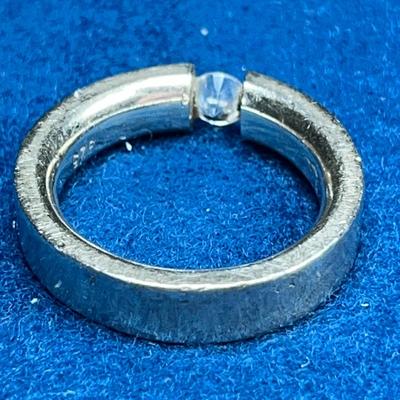 STERLING BAND WITH DIAMOND OR CZ? "FLOATING" STONE