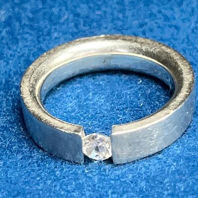 STERLING BAND WITH DIAMOND OR CZ? "FLOATING" STONE