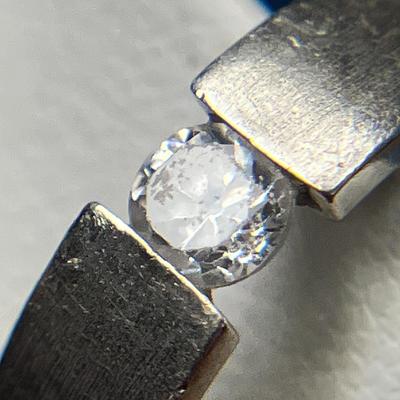 STERLING BAND WITH DIAMOND OR CZ? "FLOATING" STONE