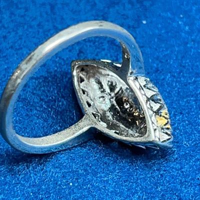 FANCY COCKTAIL RING WITH RHINESTONES IN FILIGREE SETTING, 18KT HGE